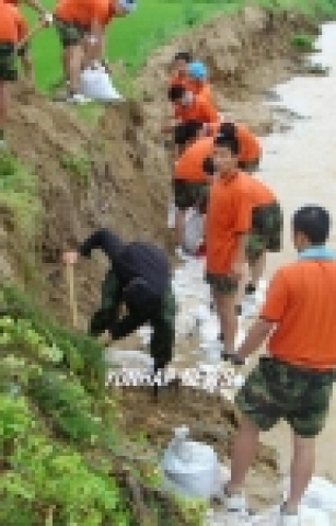 육군 7군단 강습대대 장병들이 가용장비를 동원하여 범람 위기의 이천시 대월면 소재 소하천 유실제방 50m의 복구 작업을 펼침으로써 농경지 침수를 막았다.