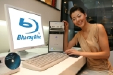 삼성전자가 차세대 저장장치인 블루레이를 탑재한 데스크탑 PC를 국내 최초로 선보인다고 밝혔다.
