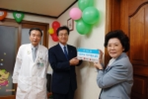 LG전자가 18일 서울 동숭동에서 난치병 어린이를 위한‘LG-서울대학교 어린이병원 쉼터’를 열었다.(LG전자 정상국 부사장(양복)과 서울대학교 어린이병원 황용승 원장(흰 가운 입은