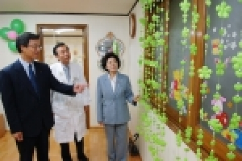 LG전자가 18일 서울 동숭동에서 난치병 어린이를 위한‘LG-서울대학교 어린이병원 쉼터’를 열었다.(LG전자 정상국 부사장(양복)과 서울대학교 어린이병원 황용승 원장(흰 가운 입은