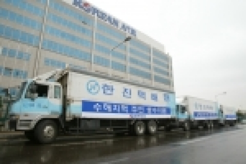 수해지역으로 생수를 보내기 위해 한진택배 차량에 싣고 있는 모습.