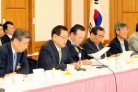 7월 19일 국회 본관 2층 귀빈식당에서 열린 '건교위원장 초청 간담회'에서 권홍사 건협회장이 국회 건교위원들에게 업계의 건의사항을 전달하고 있다.