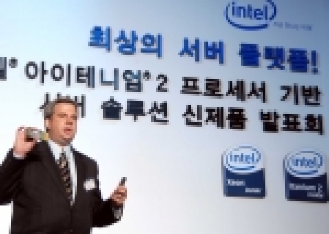 인텔 디지털 엔터프라이즈 그룹 서버 플랫폼의 제이슨 왝스먼 이사가 인텔의 새로운 듀얼 코어 프로세서에 기반한 아이테니엄? 2 아키텍처 기술을 소개하고 있다.