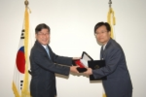 한국과학기술연구원(KIST･원장 금동화)은 ‘이달의 KIST인상’(7월) 수상자로 연구개발실 신용수(愼鏞洙·43) 선임전문원을 선정하여 시상하였다고 20일 밝혔다.