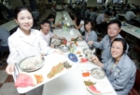 현대중공업이 여름철 보양특식으로 점심시간에 선보인 영계백숙을 임직원들이 맛있게 먹고 있다.