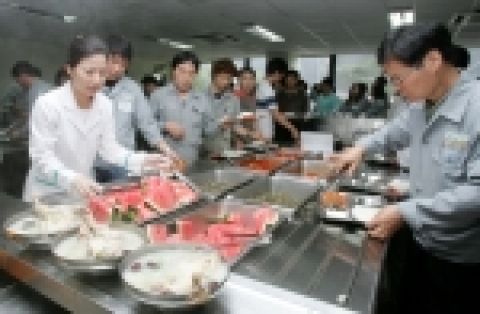 현대중공업이 여름철 보양특식으로 점심시간에 선보인 영계백숙을 임직원들이 맛있게 먹고 있다.