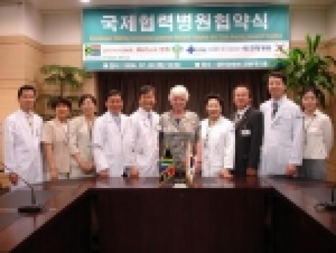효산의료재단 샘병원이 남아프리카 공화국 McCord 병원과 협약맺은 후 촬영모습