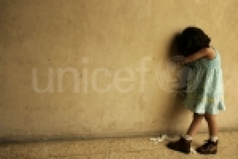 (세 살배기 어린 소녀 Kawther가 임시피난소 벽에 기대 울고 있습니다. 전쟁을 이해할 수 없는 소녀는 그저 집에 가고 싶을 뿐입니다. ⓒ UNICEF/ HQ06-1040/Kate Brooks)