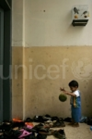 (20개월 된 아기 Sajid Nasser al Din이 임시피난소에서 공놀이를 하고 있습니다. 놀이는 어린이의 정신적 충격을 치료해 주는 좋은 도구가 됩니다. ⓒ UNICEF/ HQ06-1041/Kate Brooks)
