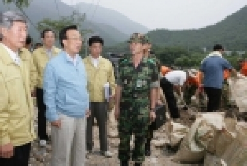 김관용 경북도지사, 수해피해 복구현장 방문 주민위로