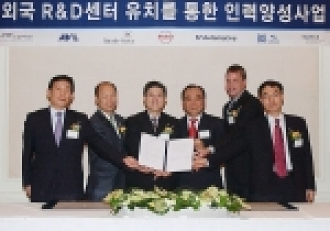 좌측부터 이승규 사장, 유승학 사장, 정동수 단장, 정진택 사장,Dr. Richard C. Adams 사장, 송사일 연구소장