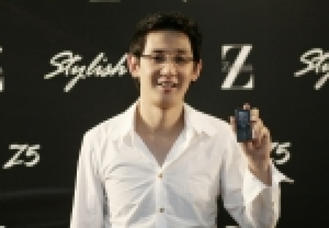 깔끔한 화이트 셔츠 차림으로 행사장을 찾은 이진성