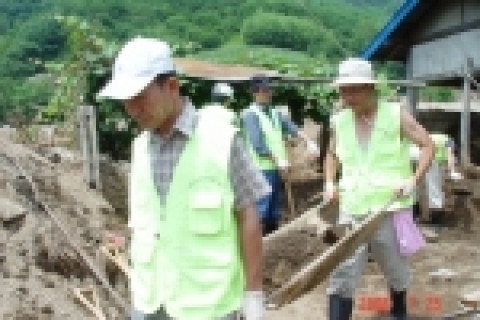 강원도 평창군 진부면에서 수해복구 활동을 하고 있는 우정사업본부 직원들