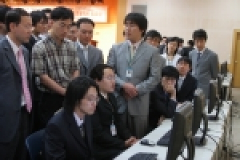 각 조별로 심사원 및 SI업체관계자앞에서 개발한 프로그램을 시물레이션하고 있다