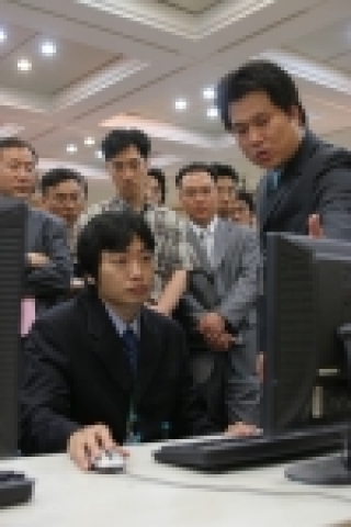 각 조별로 심사원 및 SI업체관계자앞에서 개발한 프로그램을 시물레이션하고 있다