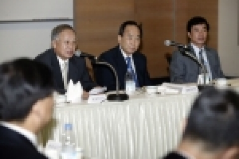 손경식 대한상공회의소 회장(왼쪽)이 인사말을 하고 있다.