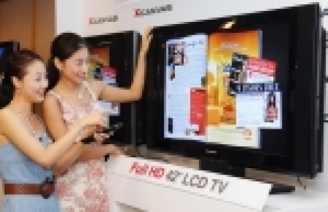 LG전자가 200만 화소급의 37·42인치 LCD TV를 출시하며 풀 HD TV 대중화 시대를 열었다. 사진은 42인치 풀 HD LCD TV(42LB2DR)