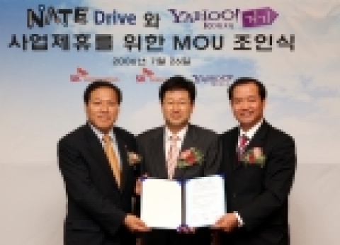 SK텔레콤 임규관 상무(中), SK주식회사 문종훈 부장(左), 야후!코리아의 성낙양 대표이사(右)이 26일 SK(주) 서린사옥 35층에서 텔레매틱스 사업관련 제휴를 체결하였다.