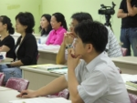 2006년 7월 13일 열린 하이논술 논술 세미나. 사진은 대표강사 김호진 선생님(앞쪽)과 전국 각지에서 오신 논술 선생님들