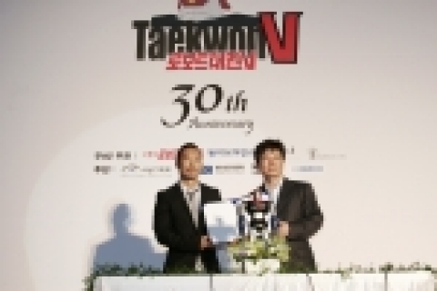 '로보트 태권브이' 30주년 생일잔치에서 매니지먼트조인식하는 모습