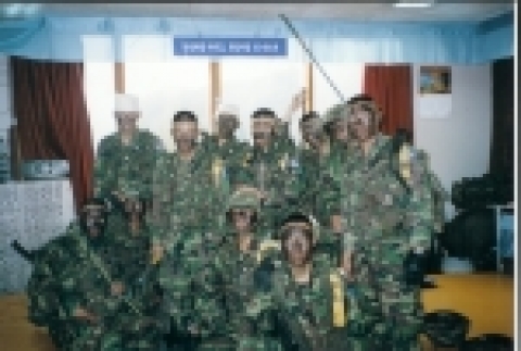 전술훈련 투입전 내무반에서 한컷