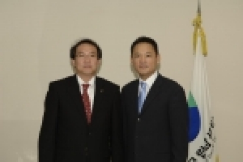 국립암센터(원장 유근영, www.ncc.re.kr)는 텔런트 유인촌씨를 2006년 6월 12일~ 2009년 6월 11일까지 재단법인 국립암센터발전기금 후원회장으로 위촉하고 27일 