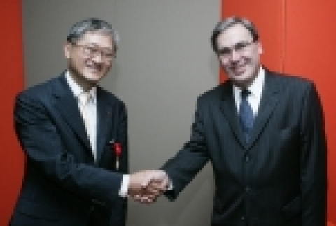 사진 왼쪽 : 서경배 ㈜아모레퍼시픽 대표이사 사장
사진 오른쪽 : 필립 티에보 (Philippe Thiebaud) 주한 프랑스 대사