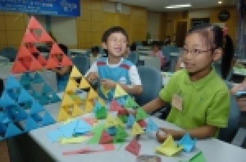 삼각형을 공간으로 확장시킨 입체모형 시에르핀스키 피라미드를 직접 만드는 학생들