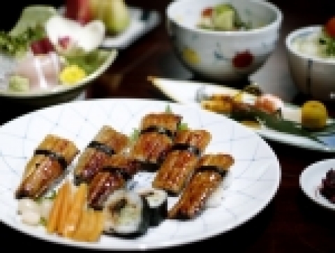 코엑스 인터컨티넨탈 호텔의 아시안 라이브에서는 8월 한달 간 민물 장어구이 초밥 정식을 선보인다.