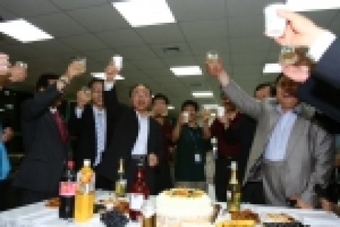 김우식 부총리와 항우연 연구원들이 종합위성관제실에서 다목적2호와 국내 지상국과의 교신 성공 직후 환호하고 있다.