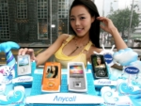 삼성전자는 감각적이고 상큼한 오렌지색‘슬림 기가 뮤직폰(모델명:SCH-V940)’을 새롭게 출시했다. 새로 선 보인 오렌지색과 더불어 화이트(White) 컬러도 추가돼 삼성전자의‘