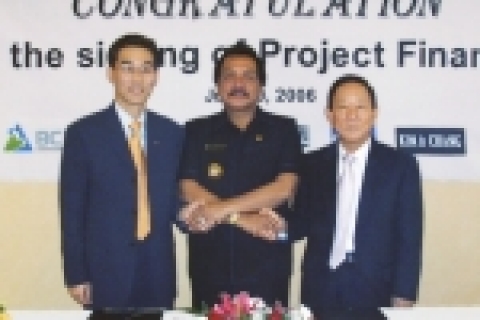 대우증권 PF부 유상철 부장(왼쪽)과 인도네시아 Bungo군수 쥴피카르 아흐마드(Zulfikar Achmad, 가운데), PT.BUI 배상경 회장(오른쪽)이 인도네시아 유연탄 광산(PT.NTC광산) 개발에 대한 투자계약을 맺고 악수하는 모습.