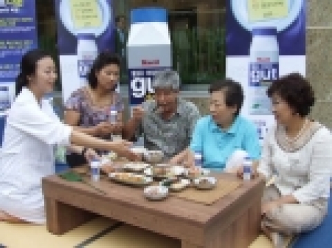 전문가가 고혈압에 좋은 식단을 설명하고 있다