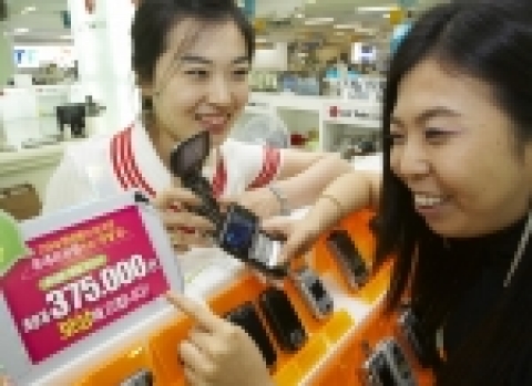 매장에서 휴대폰 보험 가입을 상담 받고 있는 고객의 모습.