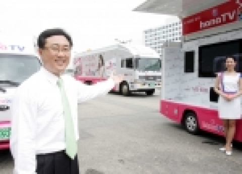 하나로텔레콤 박병무 사장이 하나TV 시연차량을 소개하고 있다. 
