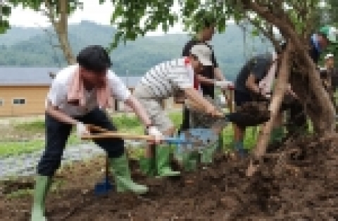 KOTRA 사회봉사단은 7월 31일(월) 태풍 에위니아에 연이은 집중호우로 막대한 피해를 입은 강원도 횡성지역 수해복구 지원활동에 동참하였다.
