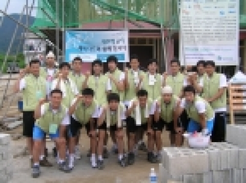 사랑의 집짓기 행사에 참여한 대한항공 점보스 소속 선수. 좌측 상단부터 대한항공 점보스 문용관 감독, 브라질 청소년 대표 출신인 빠지오 롭손 따데우(Fazio Robson Tade