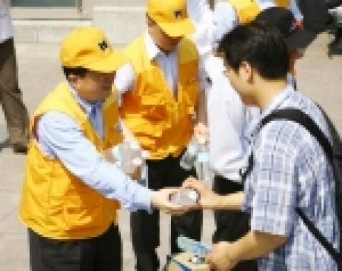 현대해상 하종선 사장이 용산역 앞에서 물놀이 사고 발생시 필요한 심폐 소생법과 응급처치법 시범교육에 참여한 후 약 60여명의 자원봉사자들과 함께 물놀이 안전사고를 예방하자는 문구가