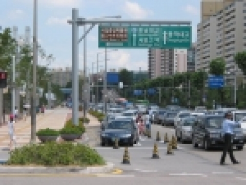 8월 1일 오후 3시경 국립중앙박물관 서문 출입구로 진입하려는 차량으로 인해 혼잡한 모습