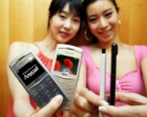 삼성전자는 두께 6.9mm로 세계에서 가장 얇은 휴대폰인 '울트라에디션6.9'를 KTF를 통해 출시한다고 밝혔다.

'울트라에디션6.9(모델명:SPH