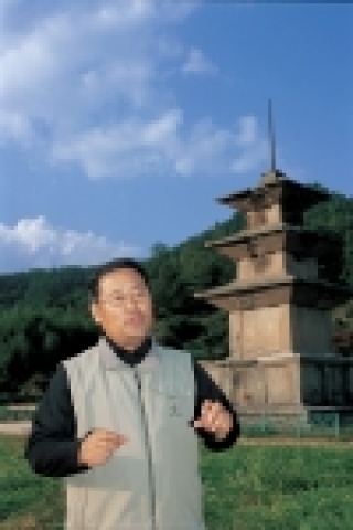경주시 양북면 봉길리에 있는 감은사지 삼층석탑에서 설명중인 월성원자력 윤재황 부장