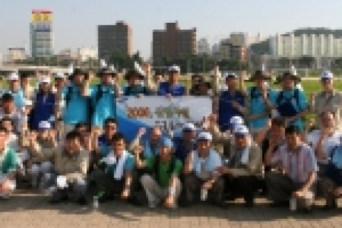 국토 대장정 출범에 앞서 신입사원들을 격려하고 있는 울산사업장 임직원들