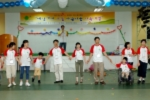 SK C&C 임직원과 가족들이 지난 4~5일 경기도 용인시 양지파인리조트에서 연고가 없는 장애 아동들과 함께 '세상에서 가장 아름다운 가족 여행'을 보냈다. 사진