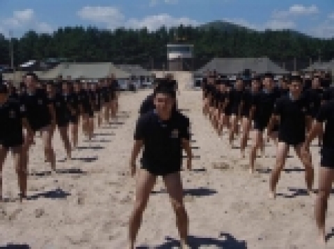 육군3사관학교 생도들이 해양훈련시 PT체조를 실시하고있다.