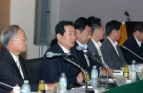 정세균 산업자원부 장관은 2006. 8. 7(월) 14:00 서울 대한상공회의소에서 손경식 대한상의 회장, 조현정 벤처기업협회장, 이현재 중소기업청장, 박혁진 조달청 차장, 오상봉