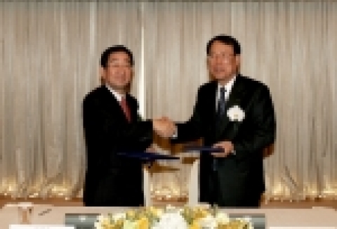 올해 4월 삼성전자 국내영업 사업부장 장창덕 부사장(사진 왼쪽)과 이마트 대표이사 이경상 대표가 CPFR구축을 위한 MOU를 체결했다.