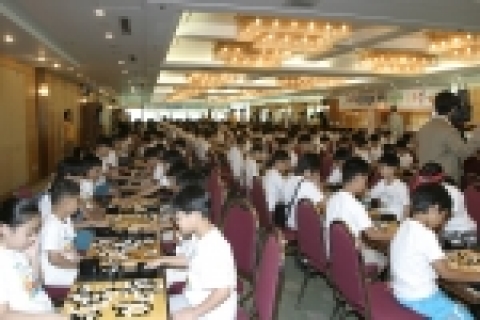 8월 8일(火) 63빌딩에서 열린 '제6회 대한생명배 세계어린이 국수전'에서 참가한 어린이들의 자웅을 겨루고 있는 장면.