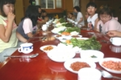 29일 저녁 건강학교 청소년들이 땅콩, 당근, 양배추, 상추 등 채식 위주로 된 음식들로 음식명상을 하고있다.