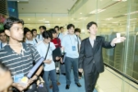 아시아 청소년 캠프에 참가한 아시아 청소년들이 서울 역삼동에 소재한 KTF IDC에 방문해 이동통신 관련 IT기술에 대한 설명을 듣고 있다.
