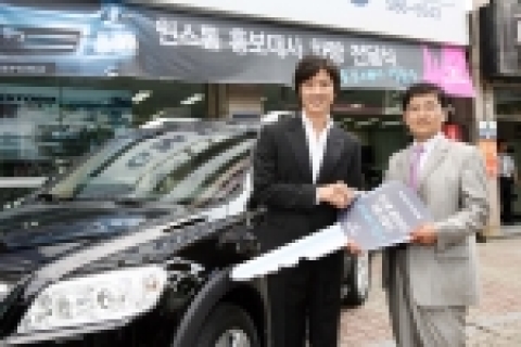 영화배우 정준호씨가 GM DAEWOO 윈스톰 홍보대사로 선정돼 GM DAEWOO 이호형 상무(오른쪽)로부터 자동차키를 전달받고 있다. 스포티한 디자인과 강력한 힘을 자랑하는 윈스톰